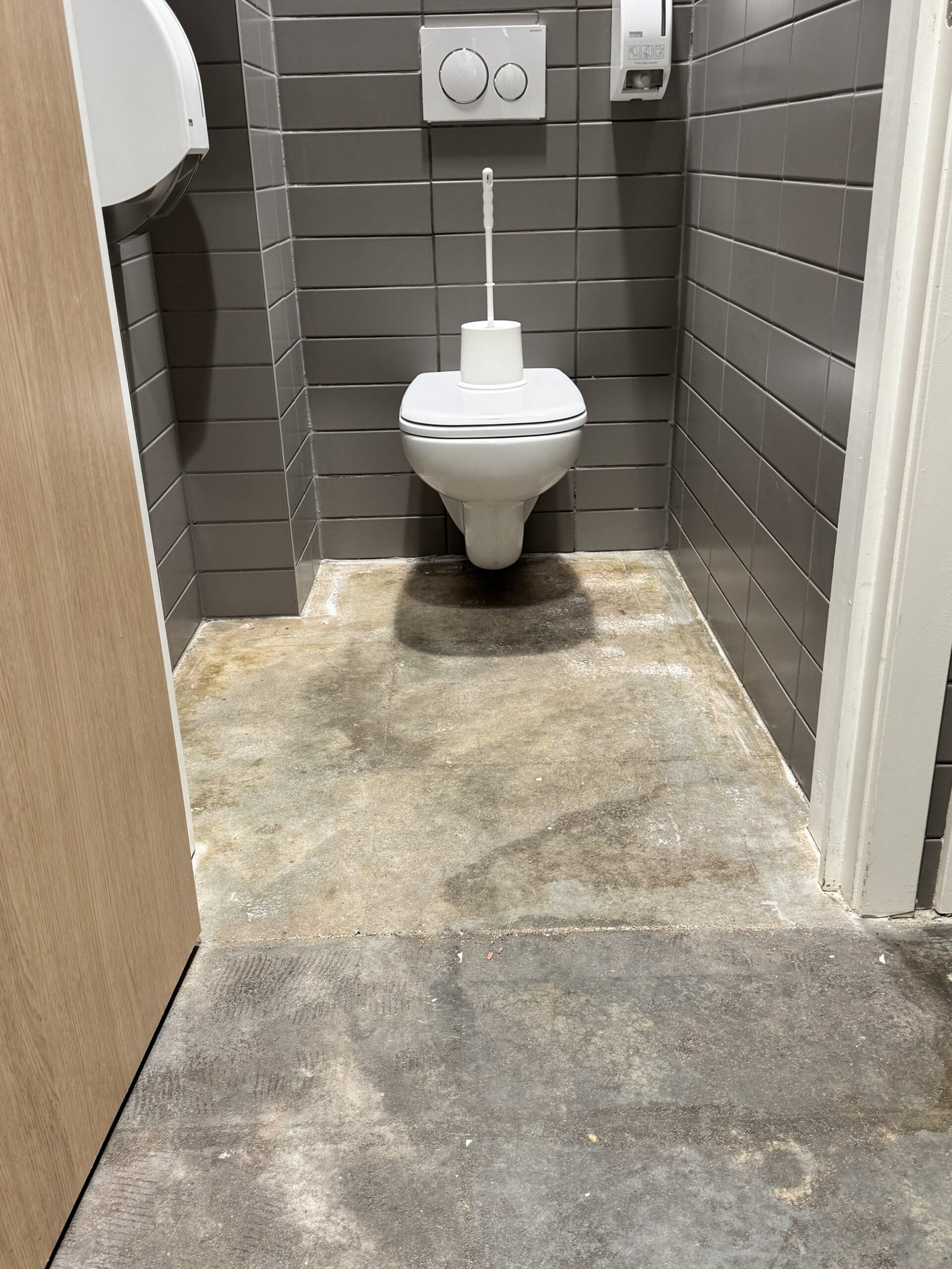 Sol avant renovation - WC Toyota Zaventem